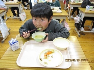 給食を食べている男児の写真