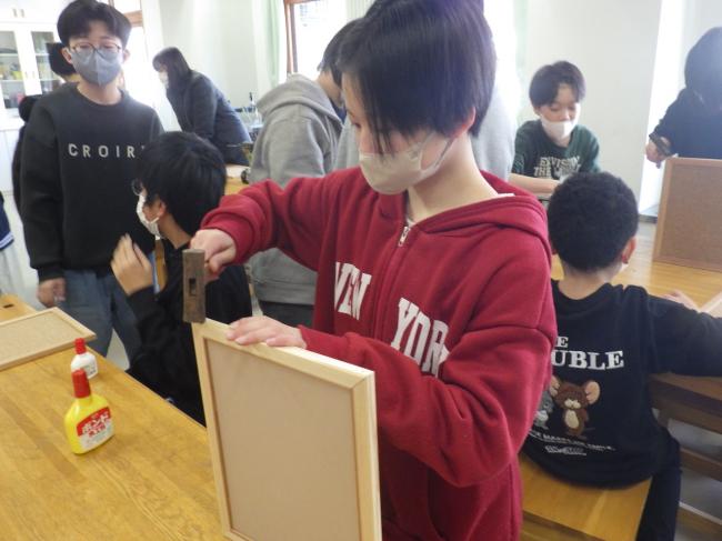 金づちを使用している様子