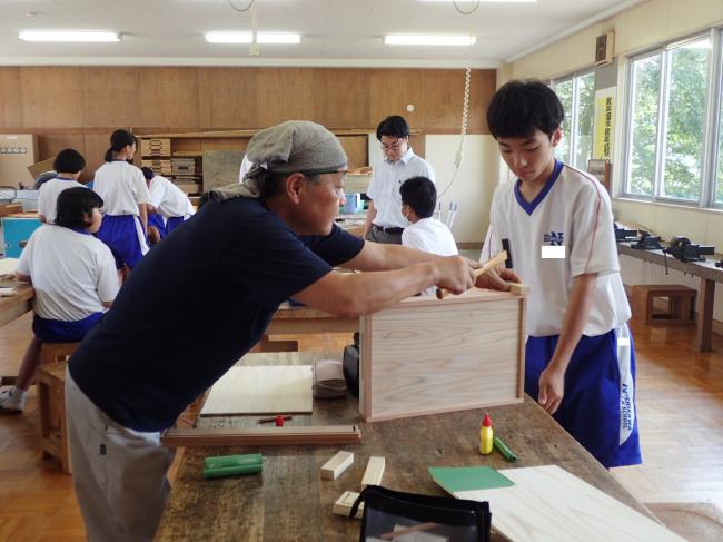 大工さんに組み立て方を教わっています