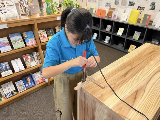 本棚に焼き印を押します
