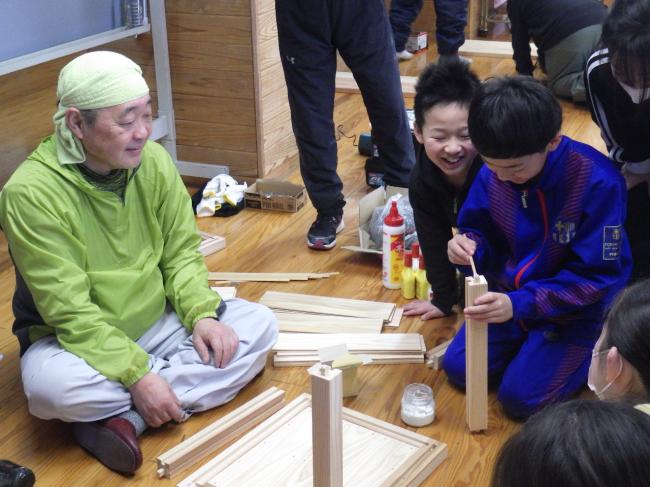 大工さんに組み立て方を教わっている様子