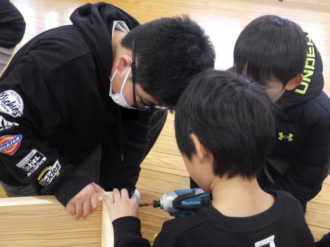 友達のサポートを行う様子