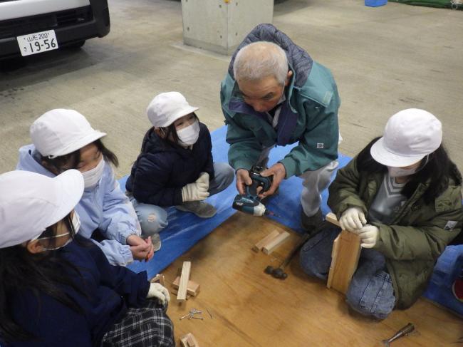 大工さんに工具の作り方を教えてもらいます