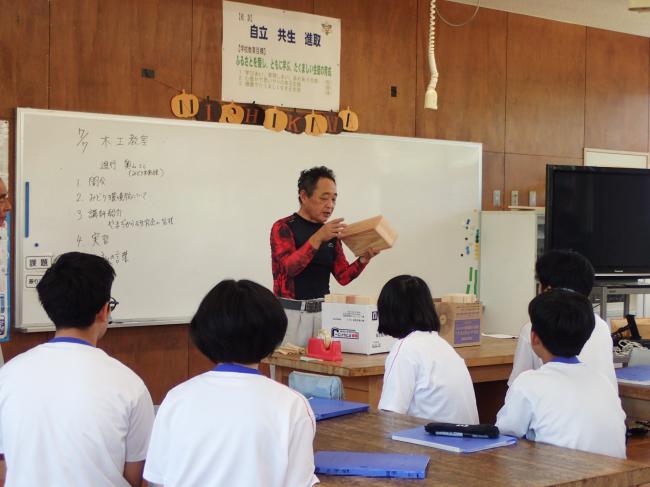 大工さんの組み立て指導の様子
