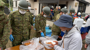 チキンカツカレーを受け取る写真
