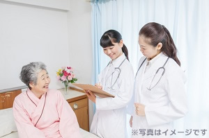 入院手続きをしているイメージ画像